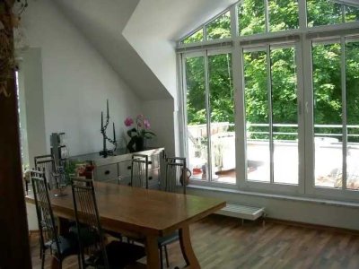 Geschmackvolle Maisonette-Wohnung mit dreieinhalb Zimmern sowie Balkon und EBK in Freimann, München