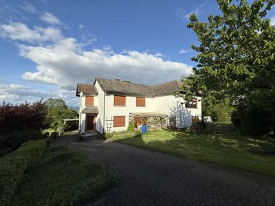 Zweifamilienhaus mit großem Grundstück und viel Garten – Perfekt für Familien und Naturliebhaber