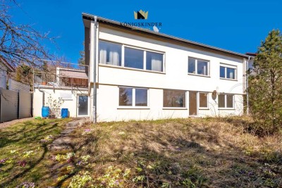 Gelegenheit mit 2 separaten Wohneinheiten:
3-ZWH im EG + 1,5-ZWH im DG & großer Gartenanteil!