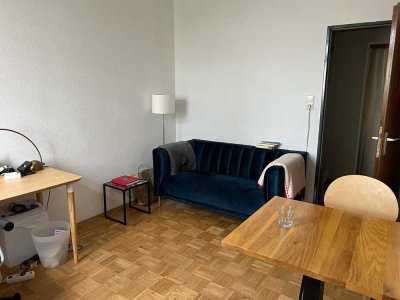 Schöne und ruhige, 2-Raum-EG-Wohnung mit Einbauküche in Frankfurt am Main/Oberrad