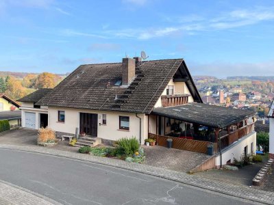 Zweifamilienhaus mit Werkstatt, Garage und Garten mit Weitblick