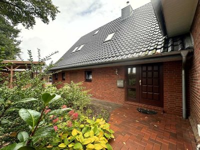 Zauberhafte 3-Zi.-DG-Wohnung mit Garten und Carportstellplatz