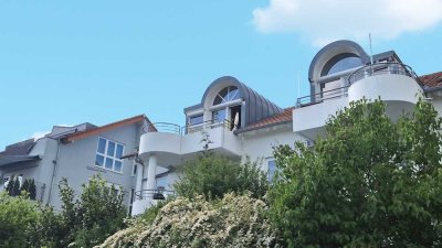 1794 – Lichtdurchflutete 2,5-Zimmer-Dachgeschosswohnung in ruhiger Lage – bezugsfrei!