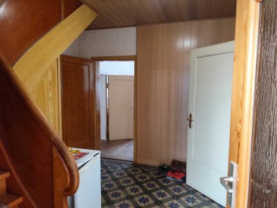 Wohnhaus mit Nebengebäuden und Gartenanteil