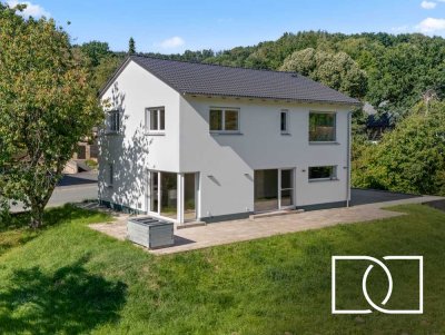 Neubau am Fluss: Energieautarkes Traumhaus mit Scheune & Luxusausstattung in idyllischer Lage