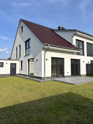 Exklusive Doppelhaushälfte mit Garage und KfW 55 Standard