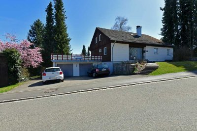 Platz für die ganze Familie: Großes Einfamilienhaus plus klasse Baugrundstück!