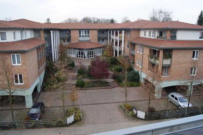 Helle seniorengerechte 2-Zi.-Whg. 1. OG m. herrl. überd. Balkonterr.  und PKW-Stellplatz