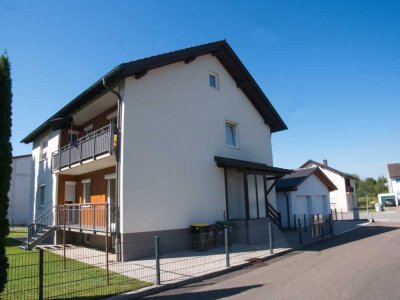 Ansprechende und modernisierte 3-Raum-EG-Wohnung mit Balkon in Geisenfeld