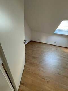 Gemütliche, neu renovierte Dachgeschosswohnung  – ideal für Singles oder Paare