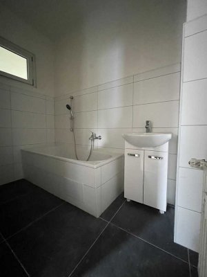 Erstbezug nach Sanierung - Großzügige 3-Raumwohnung in Zwickau-Nord im DG