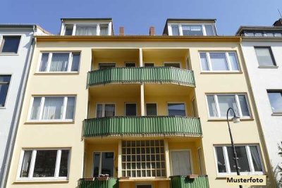 Mehrfamilienhaus mit Garage und Balkonen