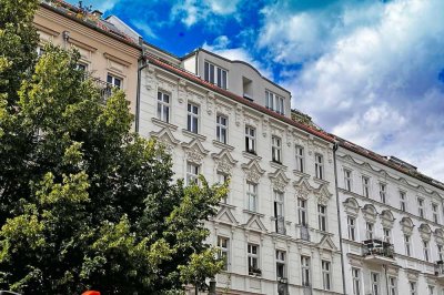 Zauberhafte Altbauwohnung in stattlichem Altbau dicht Kollwitzplatz - sofort bezugsfrei!