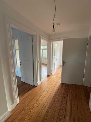 3-Zimmer Wohnung mit ca. 86,89 m² Wohnfläche in einer sanierten Stadtvilla mit EBK, Stellplatz