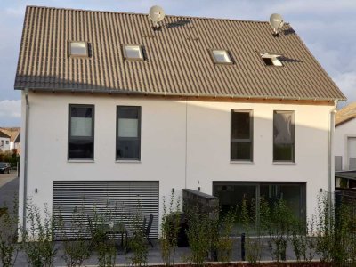 Moderne Doppelhaushälfte mit Garten und Garage