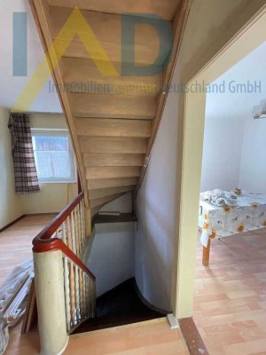 Geräumiges, schönes Zweifamilienhaus mit Potential und Garten in ruhiger Wohngegend