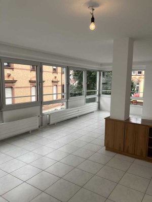 Schöne und helle Wohnung mit neuer Einbauküche im Herzen von Weinheim
