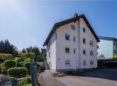 Helle & großflächige Wohnung mit schöner Aussicht - Teilmöbliert