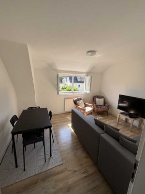 Gemütliche 2-Zimmer-Dachgeschosswohnung mit Klimaanlage, Einbauküche und Garage in Zuffenhausen