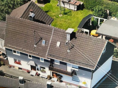 Zwei separate Doppelhaushälften auf zwei Grundstücken mit zwei Garagen und zwei Gartenhäusern