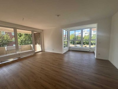 Toll geschnittene & Frisch renovierte 4-Zimmer Wohnung mit Balkon in Garbsen !