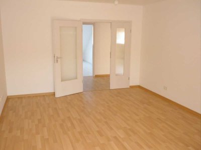 Bezugsfrei * 3 Zimmer - große Dachwohnung mit Wohnküche