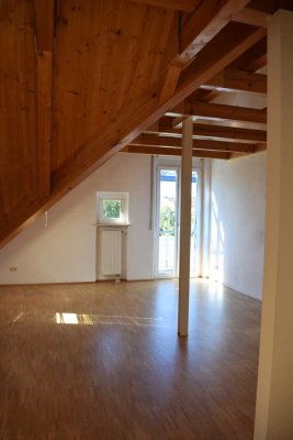 2-Zimmer Dachgeschosswohnung mit Sichtdachstuhl, Aufzug, Küche & Balkon im Zentrum von Mainburg!