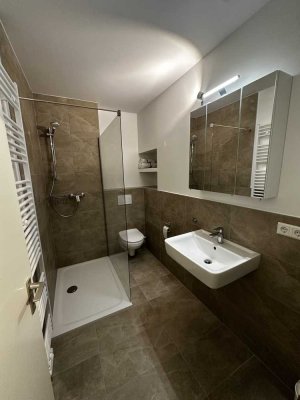 Geschmackvolle, neuwertige 2-Raum-Wohnung mit Balkon und EBK in Neuhofen