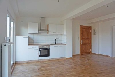 ZWEITBEZUG NACH LUXUS SANIERUNG :helle 2-Zi-Dachgeschoss-Whg. mit EBK per 01.12. zu vermieten