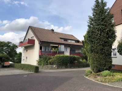 Schöne und gepflegte 2-Zimmer-DG-Wohnung mit Balkon in Arnsberg-Neheim