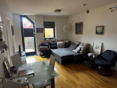 Hochattraktive 2,5-Zimmer-Dachgeschosswohnung, sehr hell und mit Balkon, Aufzug & Tiefgarage!