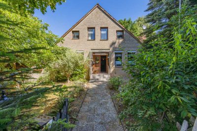 Großes Ein/Zweifamilienhaus mit weitläufigem Grundstück und Garagen in Bad Münder am Deister