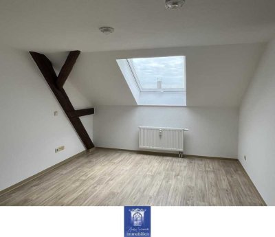 Individuelle und zentral gelegene Dachgeschoss-Wohnung mit offener Küche!