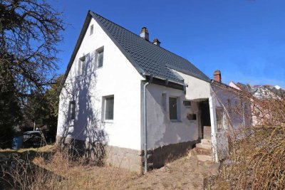 Kleines Wohnhaus mit Potenzial – teilweise renoviert, mit neuer Dacheindeckung und Fenstern