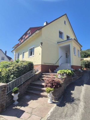 Einziehen & Wohlfühlen! Verkauf eines Zweifamilienhauses mit Garage  in Springe