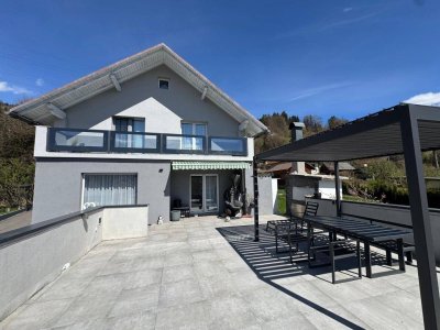 Wohnhaus mit großer süd-westseitigen Terrasse, südseitiger Balkon, Garagen und Carports