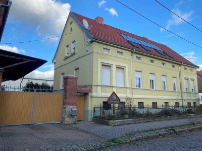 Herrschaftliches Wohnhaus mit landwirtschaftlichen Gebäuden