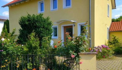 Wohnen im Grünen: Sonnige, gemütliche, wärmegedämmte Wohnung mit Garten und gehobener Ausstattung