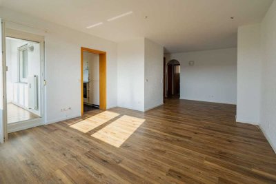 Sofort einziehen & wohlfühlen: Großzügige Dachgeschosswohnung mit Einbauküche und zwei Stellplätzen