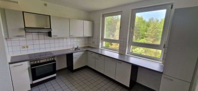 Schöne renovierte 3 Raumwohnung im 1. OG mit Einbauküche, Balkon, Keller und PKW-Stellplatz
