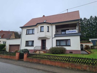Großzügiges Villenanwesen mit Erkerfassade in Höhenlage von Neunkirchen