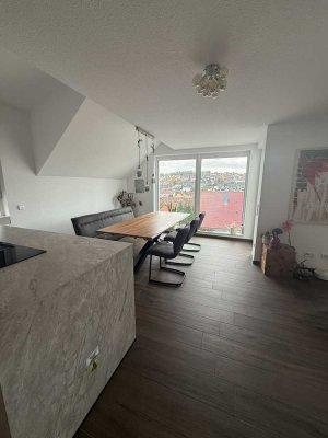 Moderne, großzügige Wohnung mit Dachstudio, zwei Bädern und großem Balkon – Neubau 2023