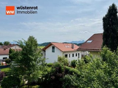 Sehenswerte 3-Zi.-DG-Wohnung mit Ausblick! Ruhiges 3-Fam.-Haus in gewachsener Ortsrandlage!