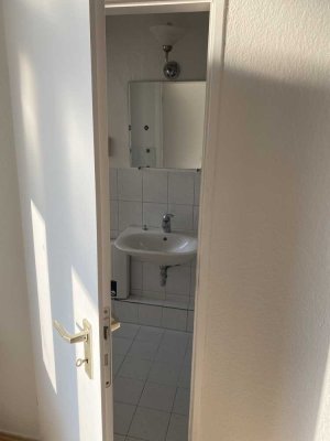 Modernisierte Wohnung mit zwei Zimmern sowie Balkon und EBK in Neuss