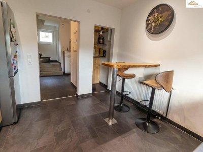 Saniert - Gemütlich - Sofort Verfügbar - Wohnhaus mit überdachter Terrasse im Grünen