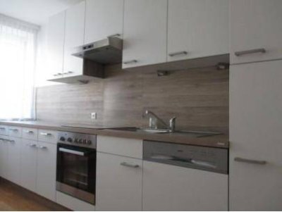 Geräumige 4-Zimmer Wohnung mit Einbauküche in Schwechat