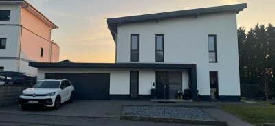 Neuwertiges, freistehendes EFH mit Doppelgarage
