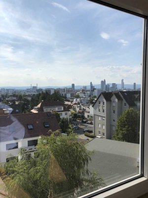 Modernes Studio-Apartment mit Ausblick über Frankfurt