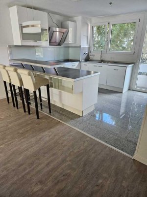 3-Zi.-Wohnung mit EBK, 2 Balkonen & Stellplatz in KA-Wolfartsweier