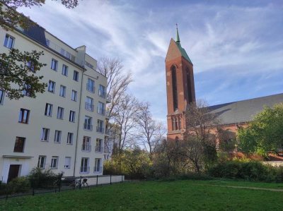 Helle Altbauwohnung mit Balkon in gepflegtem Friedrichshain